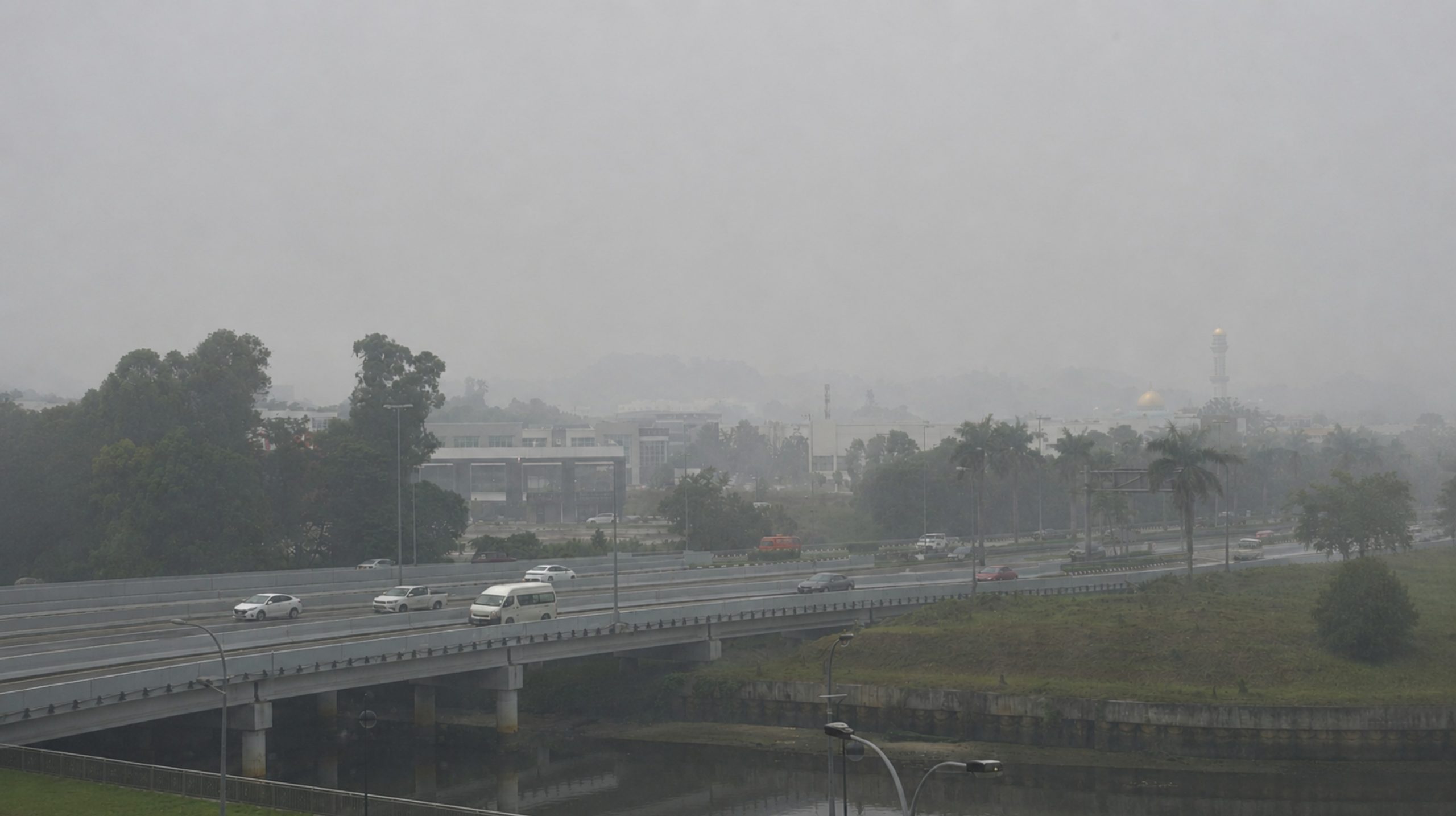 Haze continues its grip